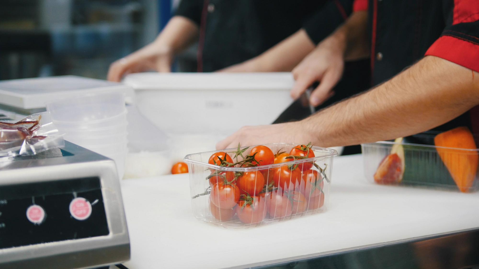 Uczestnicy pracujący przy stacjach z urządzeniami sous-vide